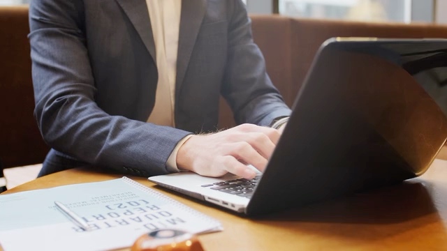 Barbat care scrie la tastatura banner